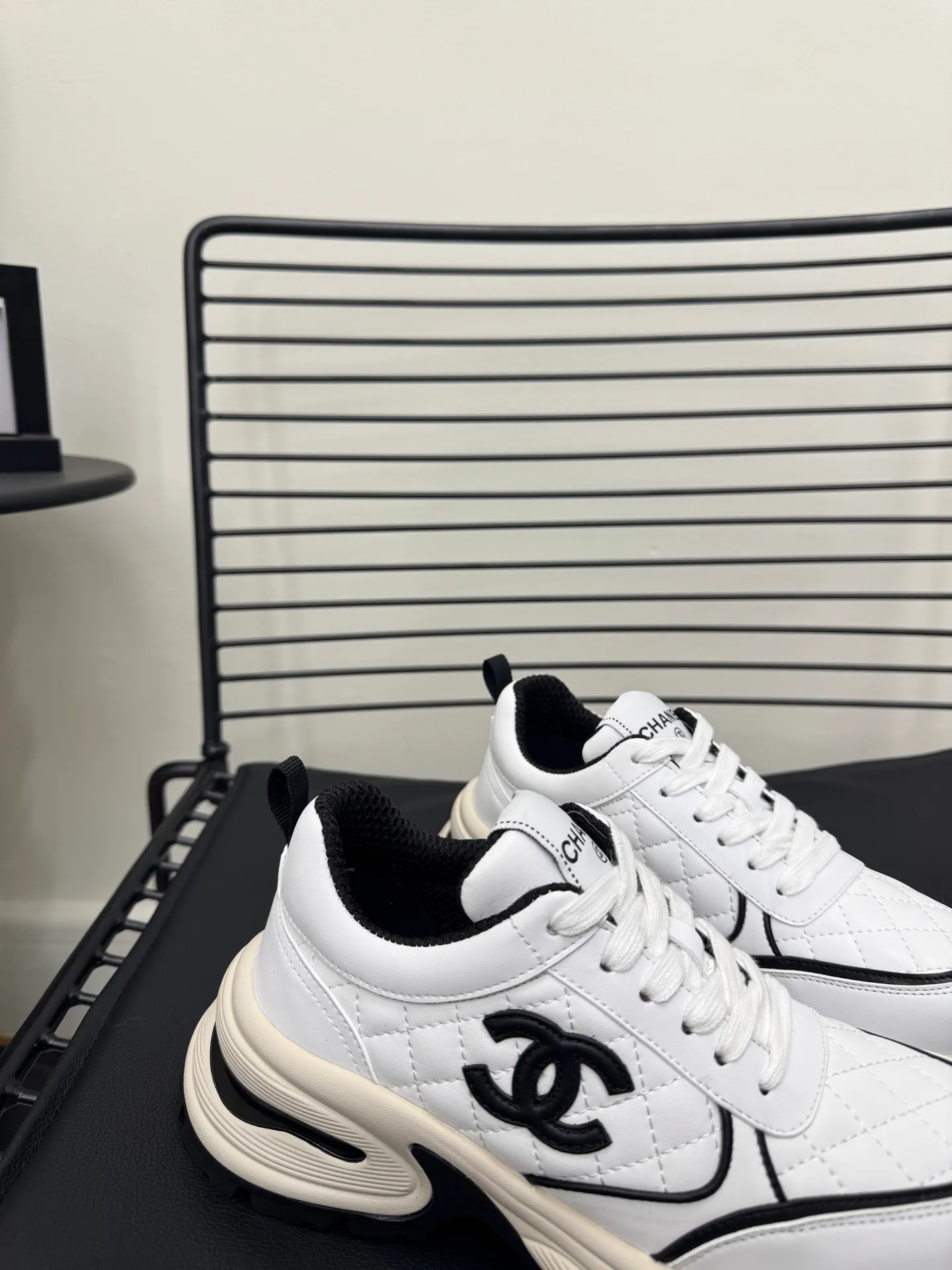 Men's men's shoes P660! Size: 35-41 Chanel 25C new Chanel sports and casual shoes. Versatile white shoes. You can’t go wrong with the styles. The contrasting colors are full of vitality. The logo embossed on the side is very delicate on the feet. The upper is made of original customized materials. The original outsole.